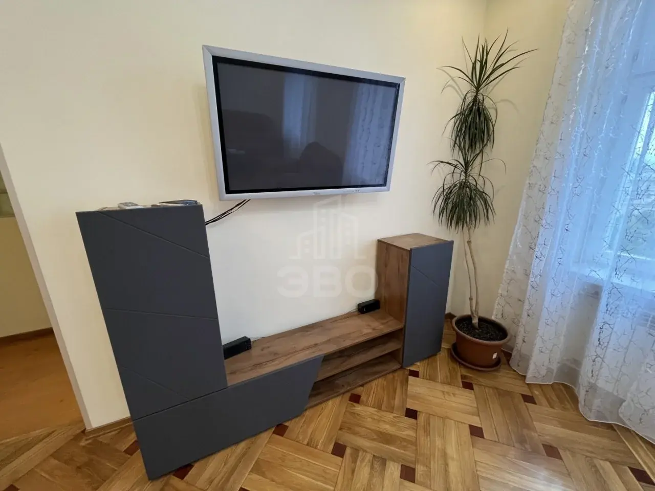 трехкомнатная квартира в Санкт-Петербурге по адресу: Свеаборгская ул., 12