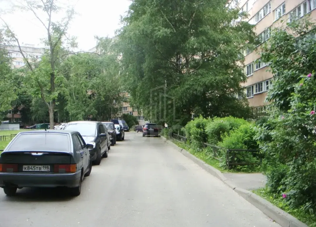 трехкомнатная квартира в Санкт-Петербурге по адресу: Парашютная ул., 4, к 1