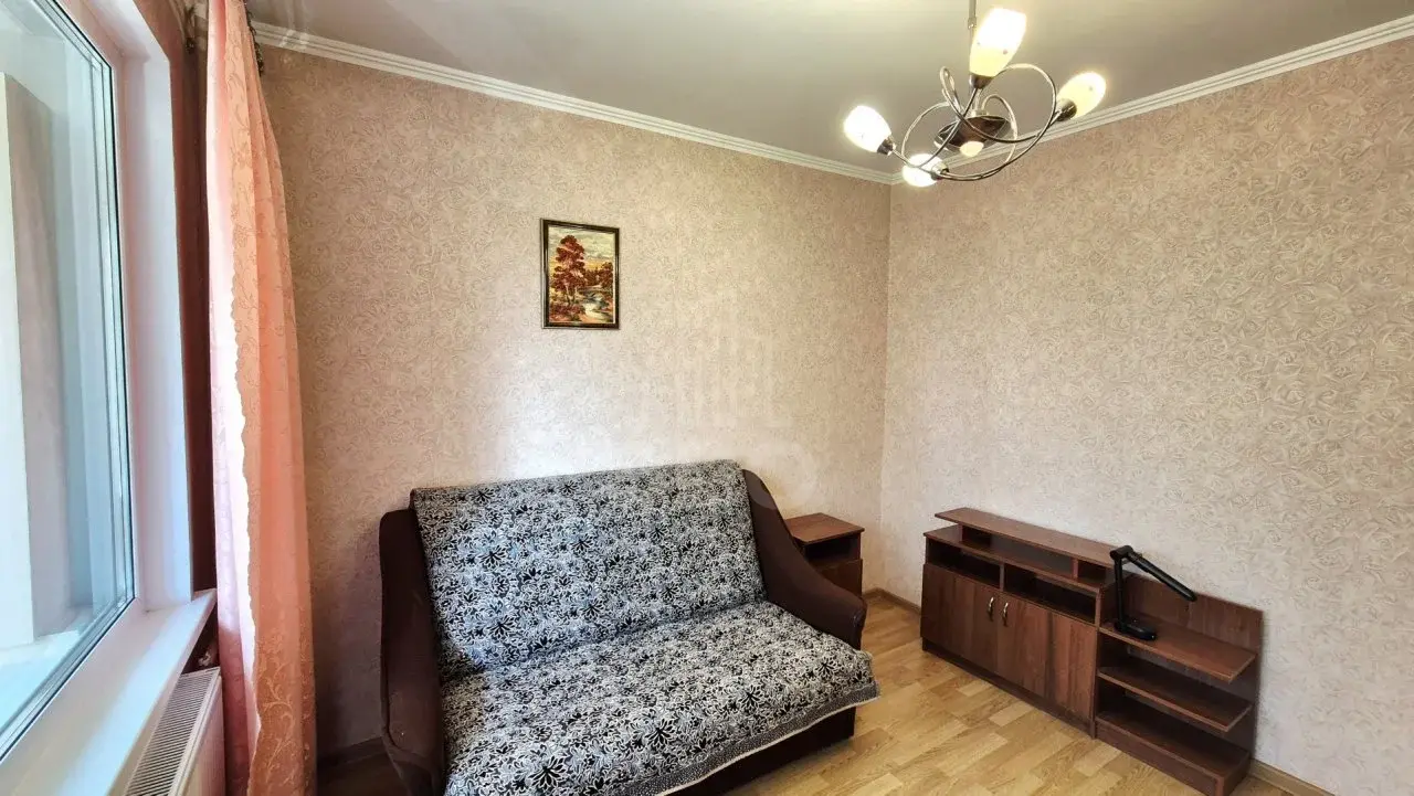 трехкомнатная квартира в Санкт-Петербурге по адресу: Парашютная ул., 4, к 1