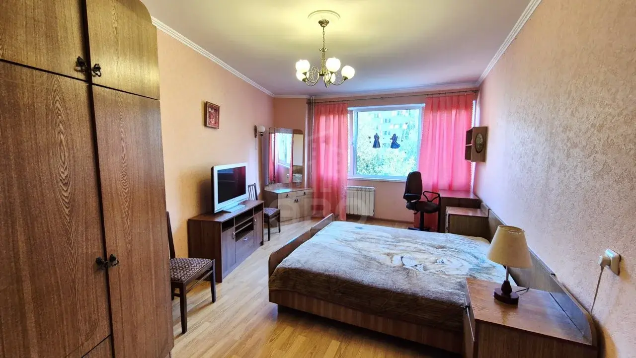 трехкомнатная квартира в Санкт-Петербурге по адресу: Парашютная ул., 4, к 1