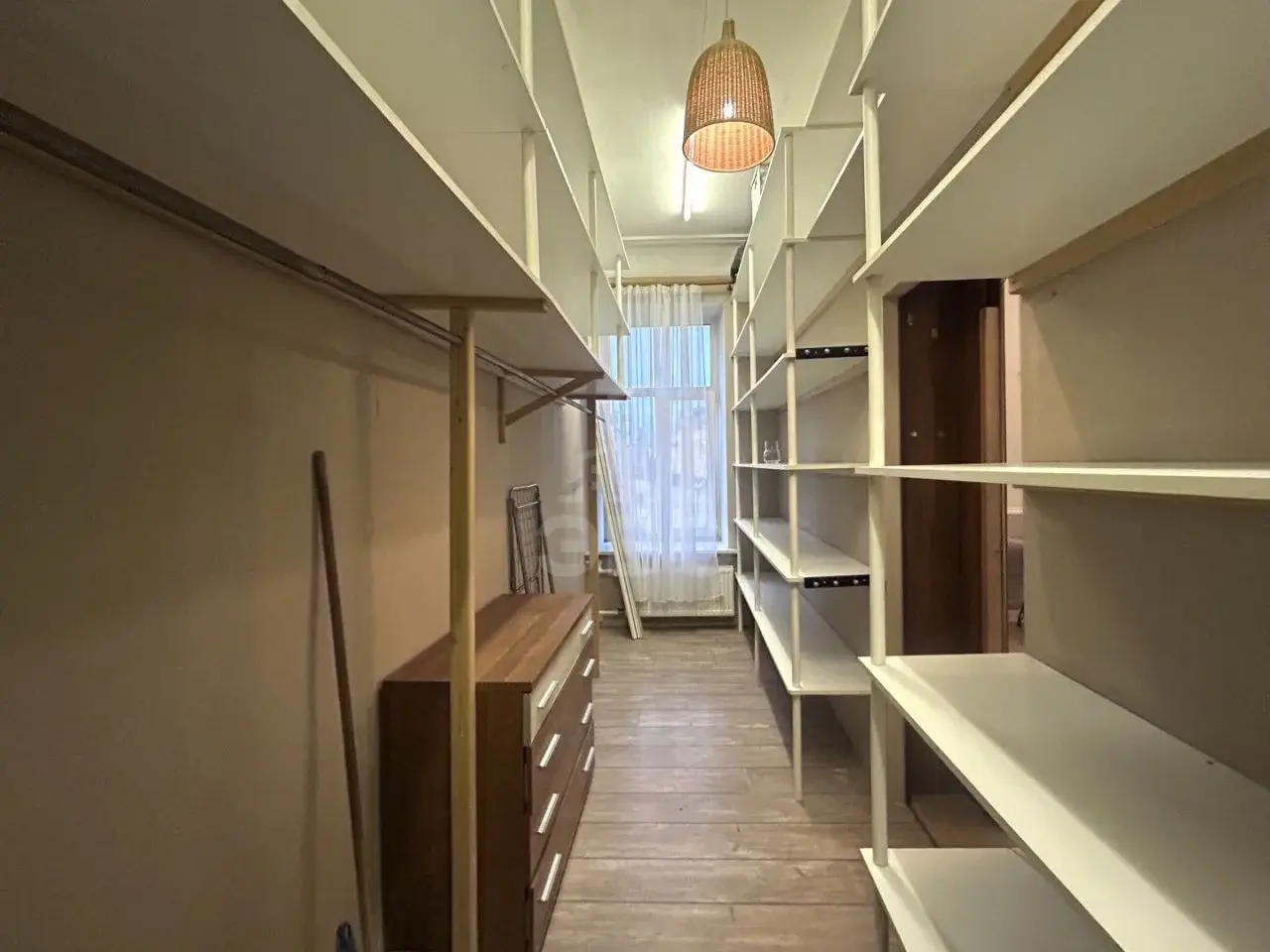 трехкомнатная квартира в Санкт-Петербурге по адресу: Мытнинская ул., 27