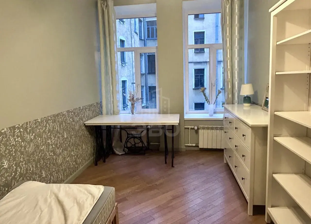 трехкомнатная квартира в Санкт-Петербурге по адресу: Мытнинская ул., 27