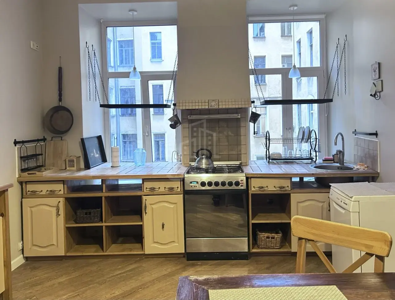 трехкомнатная квартира в Санкт-Петербурге по адресу: Мытнинская ул., 27