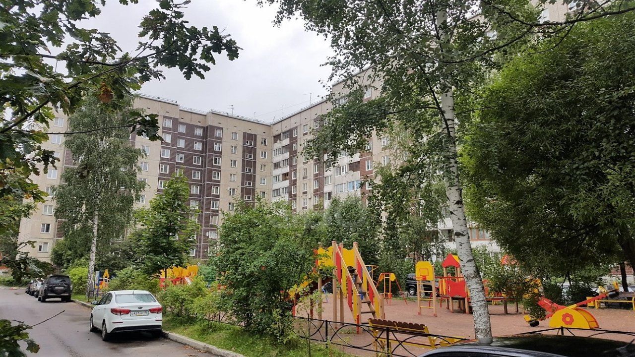 трехкомнатная квартира в Санкт-Петербурге по адресу: Оборонная ул., 26