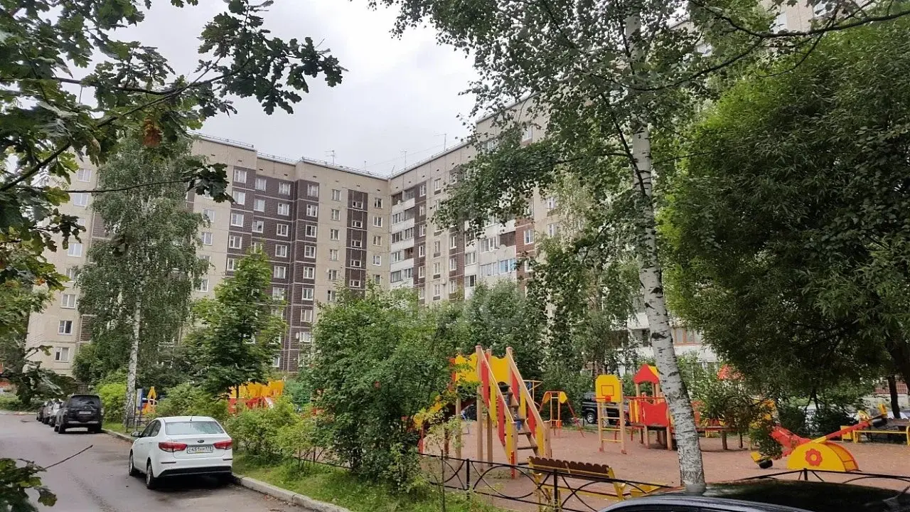 трехкомнатная квартира в Санкт-Петербурге по адресу: Оборонная ул., 26