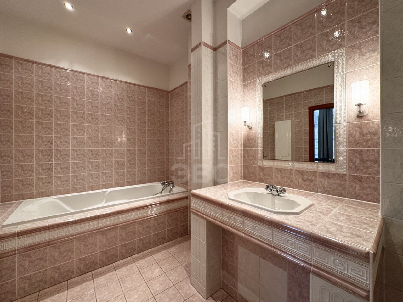 трехкомнатная квартира в Санкт-Петербург по адресу: Реки Карповки наб., 18