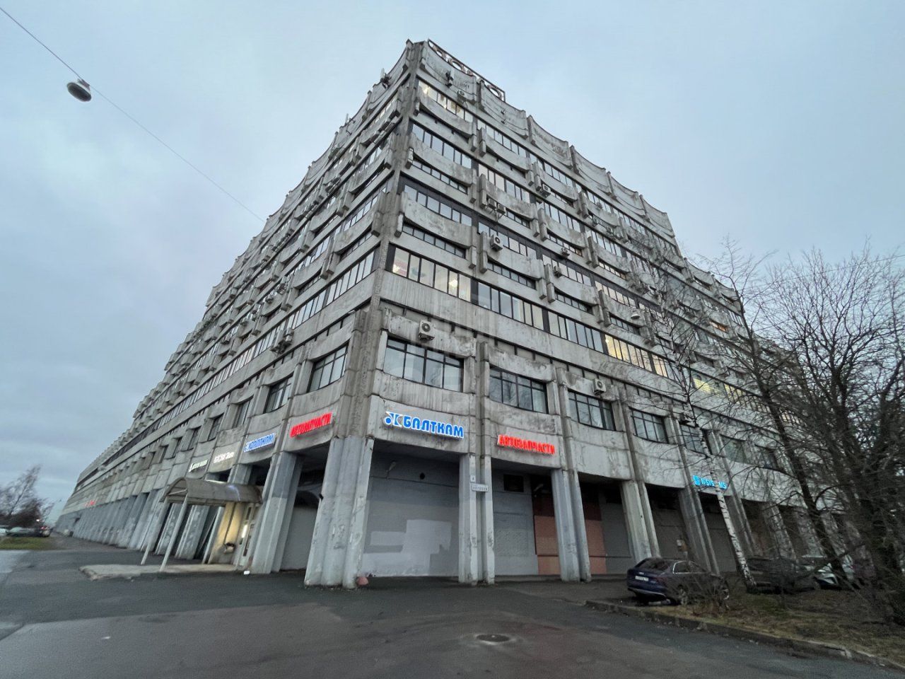 коммерция в Санкт-Петербурге по адресу: Оптиков ул., 4