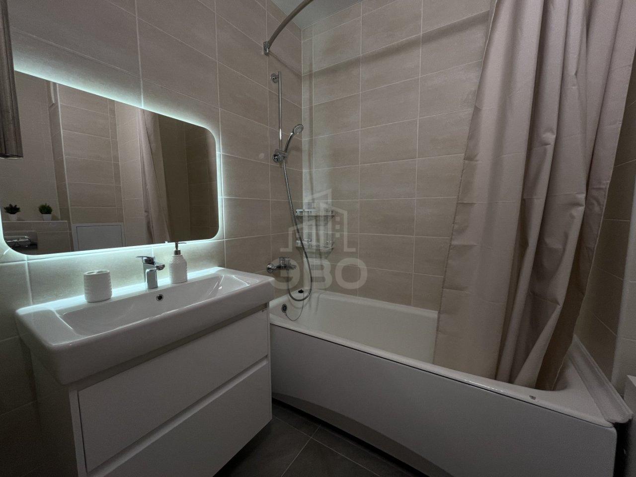 трехкомнатная квартира в Санкт-Петербурге по адресу: Нижне-Каменская ул., 26