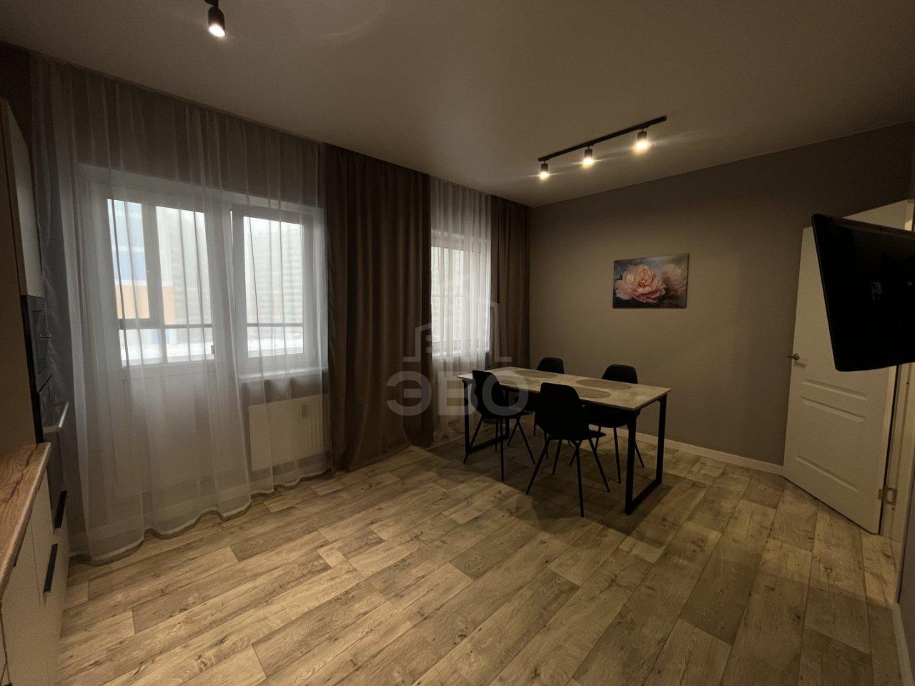 трехкомнатная квартира в Санкт-Петербурге по адресу: Нижне-Каменская ул., 26