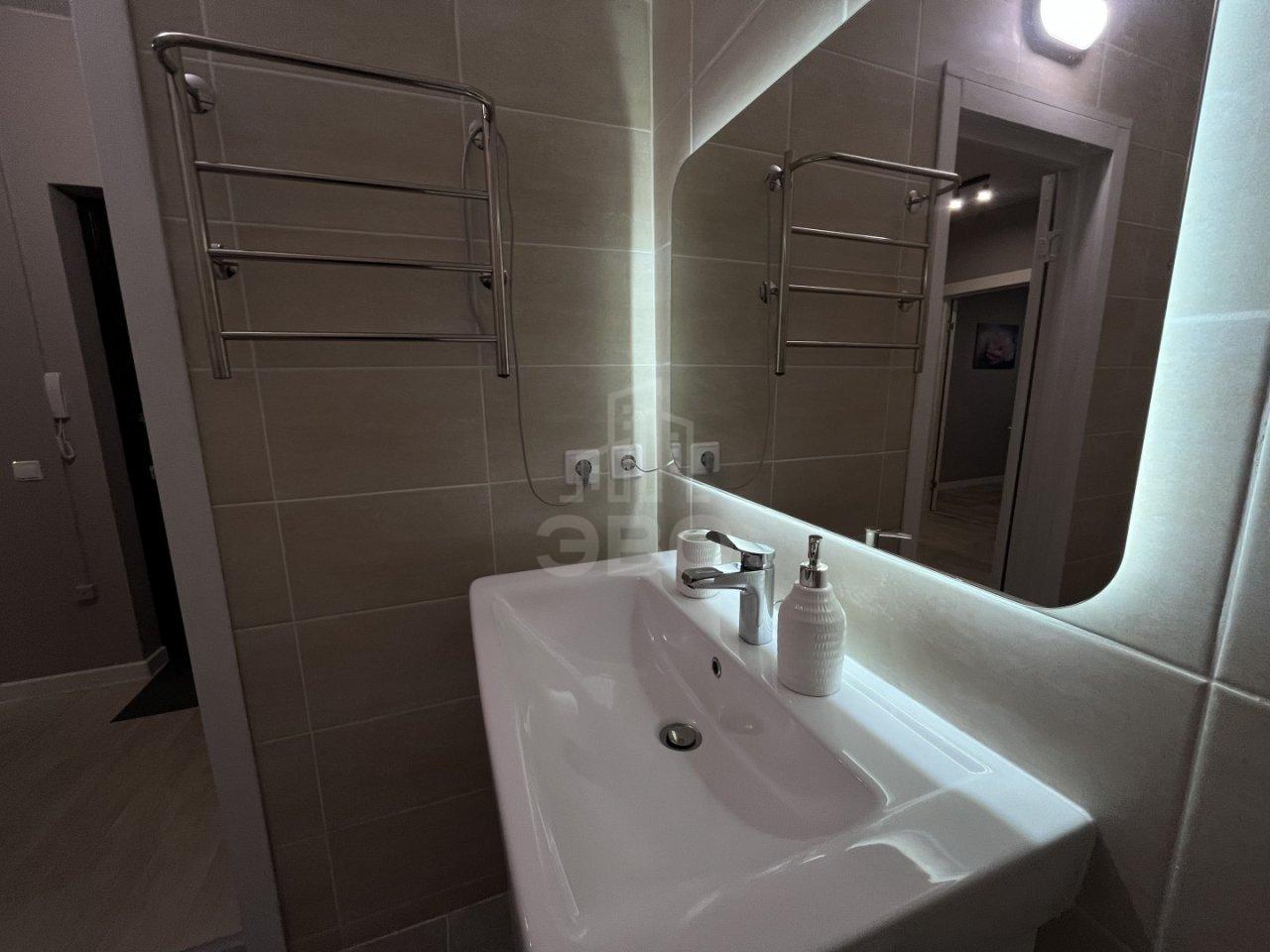 трехкомнатная квартира в Санкт-Петербурге по адресу: Нижне-Каменская ул., 26