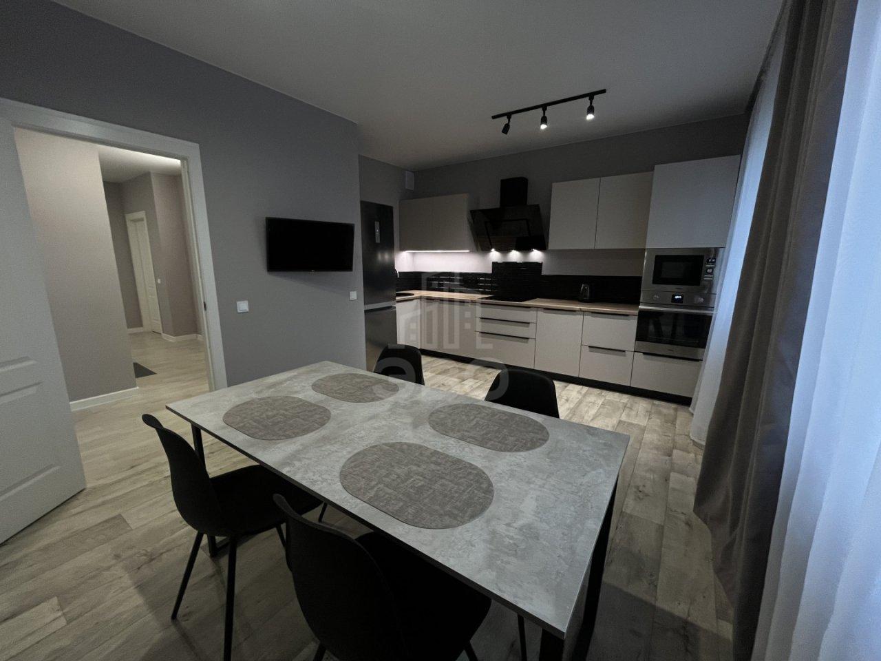 трехкомнатная квартира в Санкт-Петербурге по адресу: Нижне-Каменская ул., 26