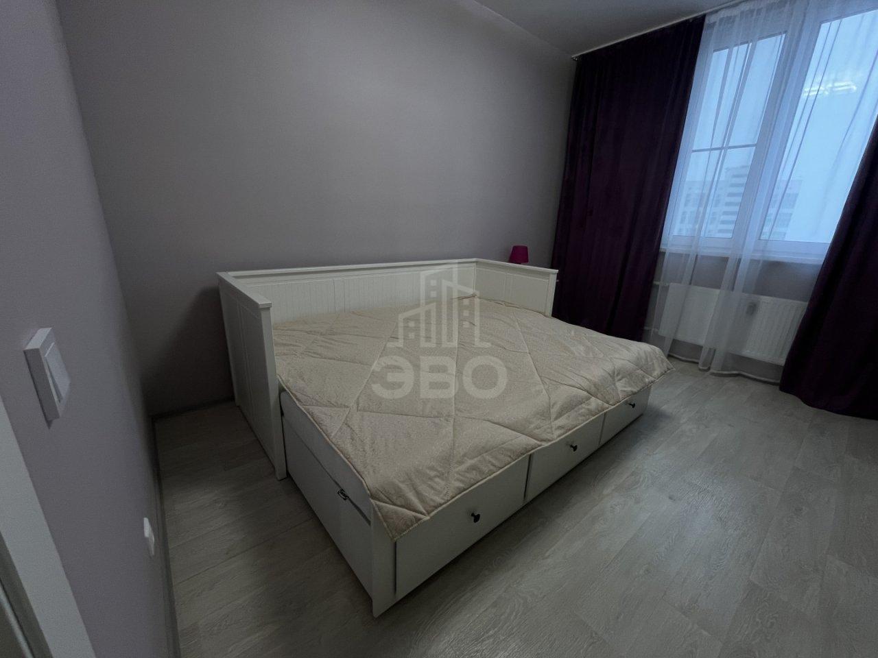 трехкомнатная квартира в Санкт-Петербурге по адресу: Нижне-Каменская ул., 26