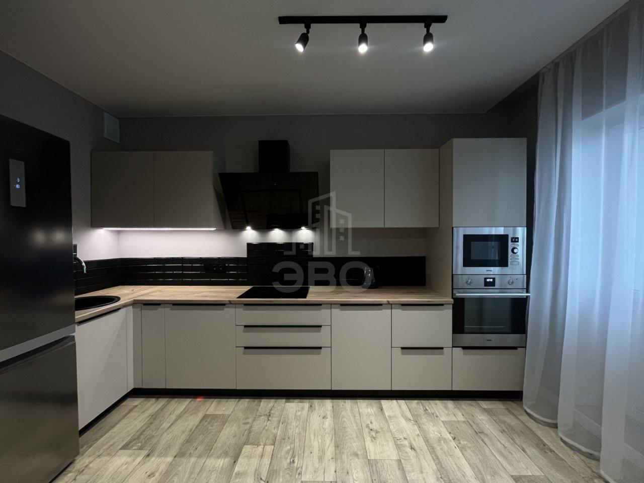 трехкомнатная квартира в Санкт-Петербурге по адресу: Нижне-Каменская ул., 26