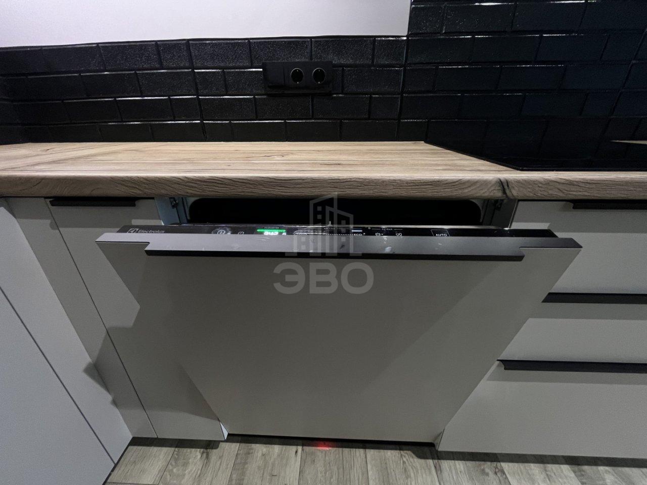 трехкомнатная квартира в Санкт-Петербурге по адресу: Нижне-Каменская ул., 26