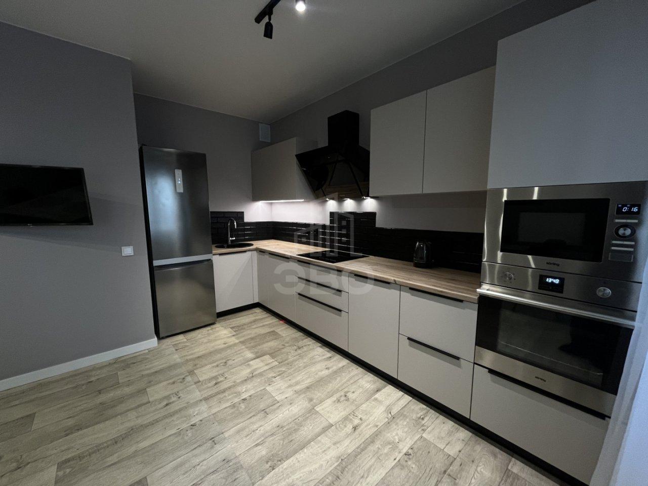 трехкомнатная квартира в Санкт-Петербурге по адресу: Нижне-Каменская ул., 26