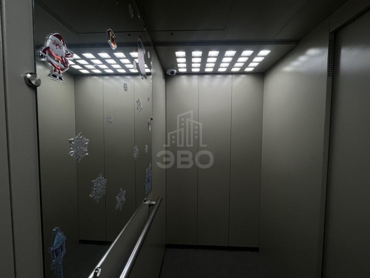 трехкомнатная квартира в Санкт-Петербурге по адресу: Нижне-Каменская ул., 26