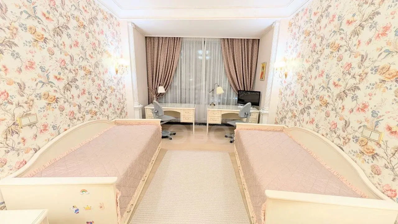 трехкомнатная квартира в Санкт-Петербурге по адресу: Жукова ул., 3