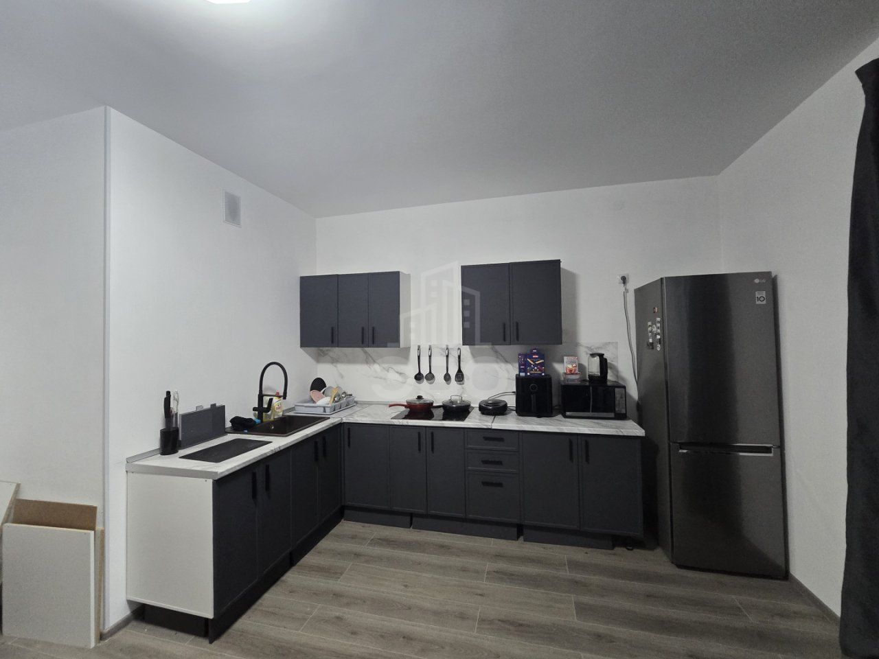 трехкомнатная квартира в Санкт-Петербурге по адресу: Маршала Захарова ул., 8