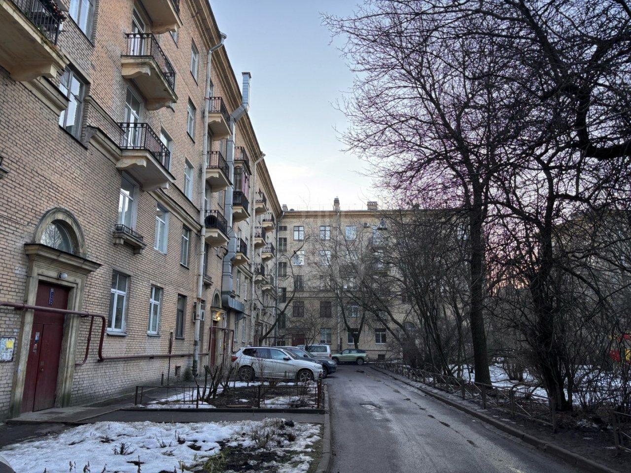 трехкомнатная квартира в Санкт-Петербурге по адресу: Чёрной речки наб., 8