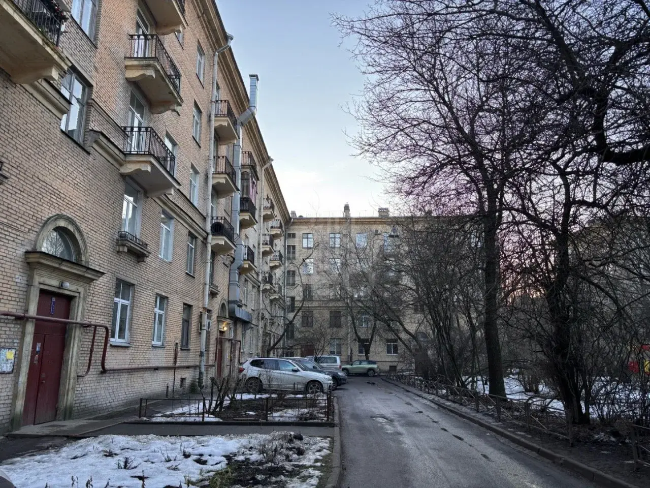 трехкомнатная квартира в Санкт-Петербурге по адресу: Чёрной речки наб., 8