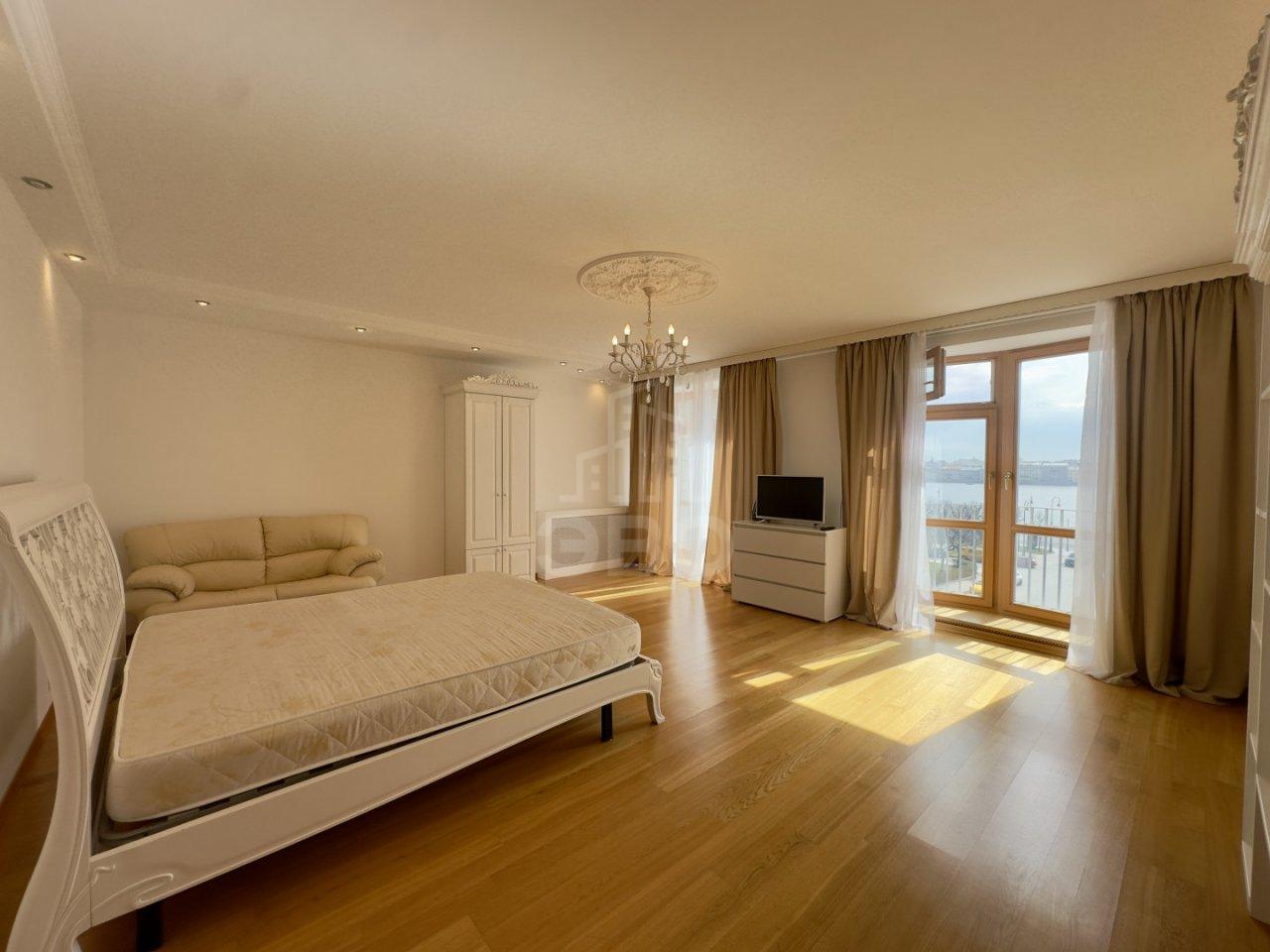 двухкомнатная квартира в Санкт-Петербурге по адресу: Петровская наб., 4