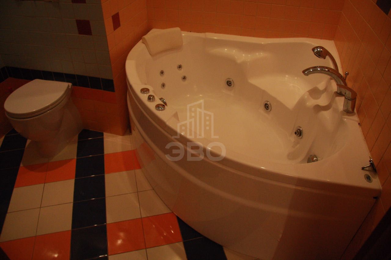 трехкомнатная квартира в Санкт-Петербурге по адресу: Нахимова ул., 11