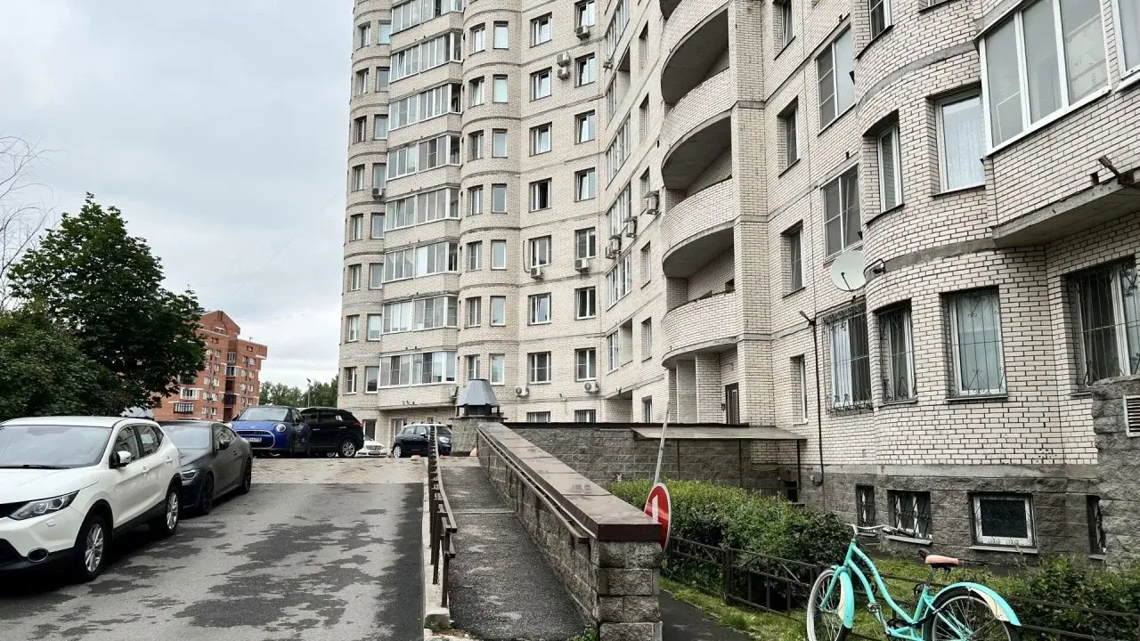 трехкомнатная квартира в Санкт-Петербурге по адресу: Гранитная ул., 54, к 3