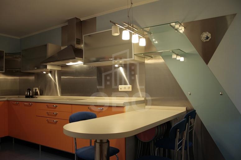 трехкомнатная квартира в Санкт-Петербурге по адресу: Невский 117