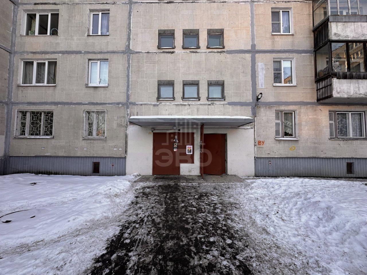 трехкомнатная квартира в Санкт-Петербурге по адресу: Купчинская ул., 15, к 2