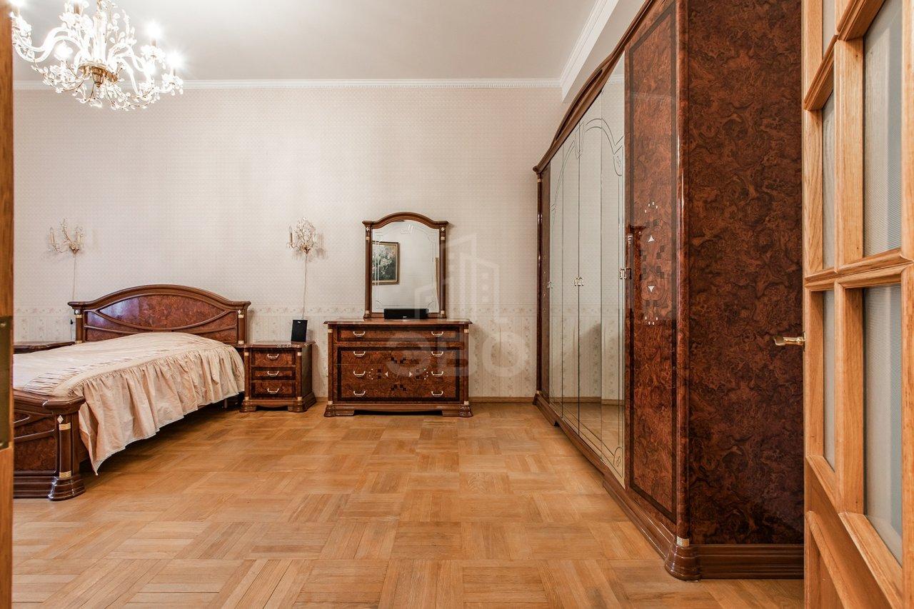 многокомнатная квартира в Санкт-Петербурге по адресу: Рубинштейна ул., 15/17