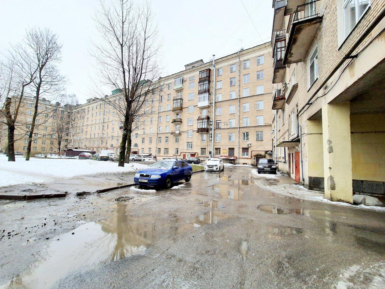 трехкомнатная квартира в Санкт-Петербурге по адресу: Красных Зорь б-р., 7