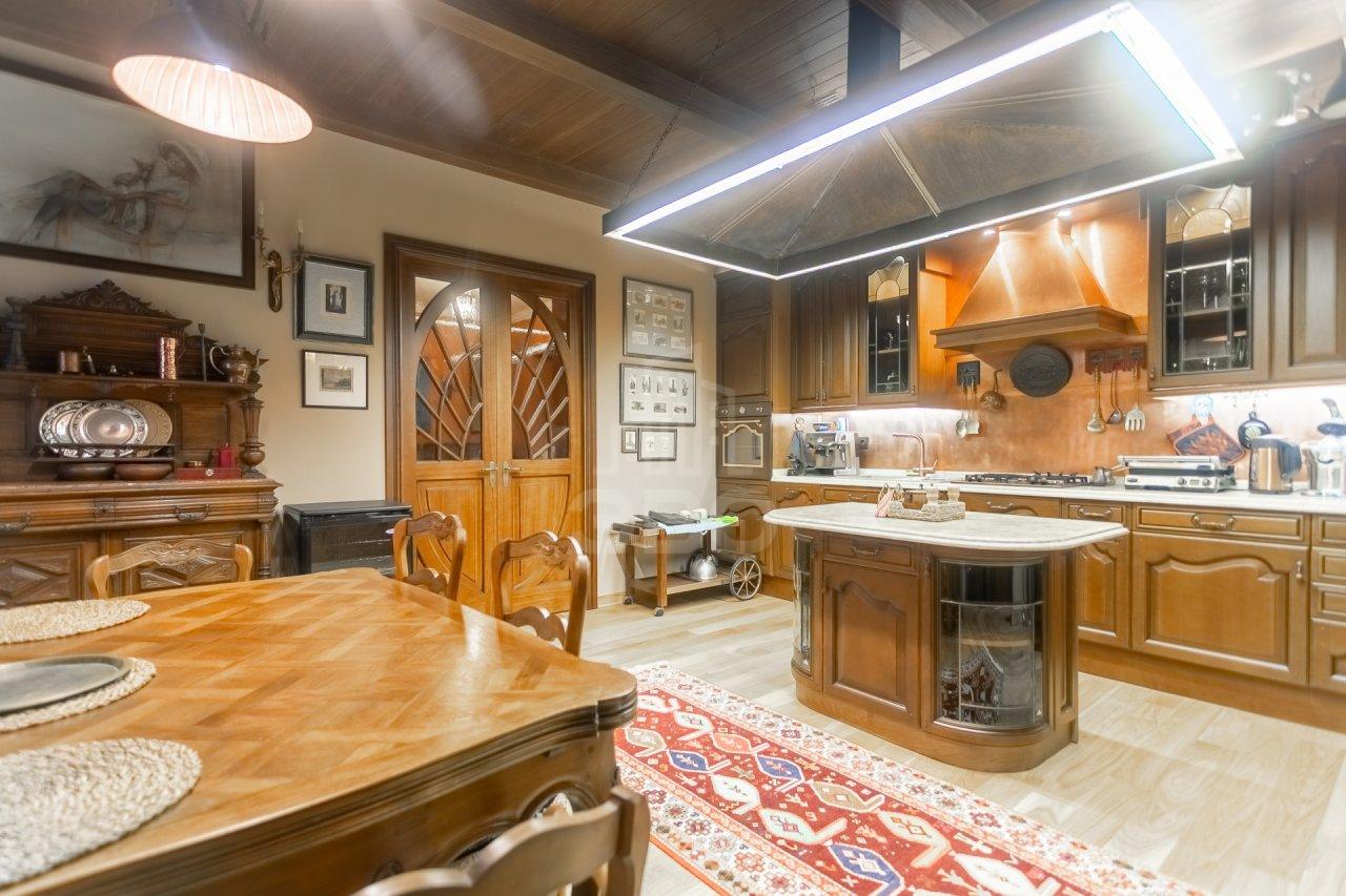 многокомнатная квартира в Санкт-Петербурге по адресу: Караванная ул., 11