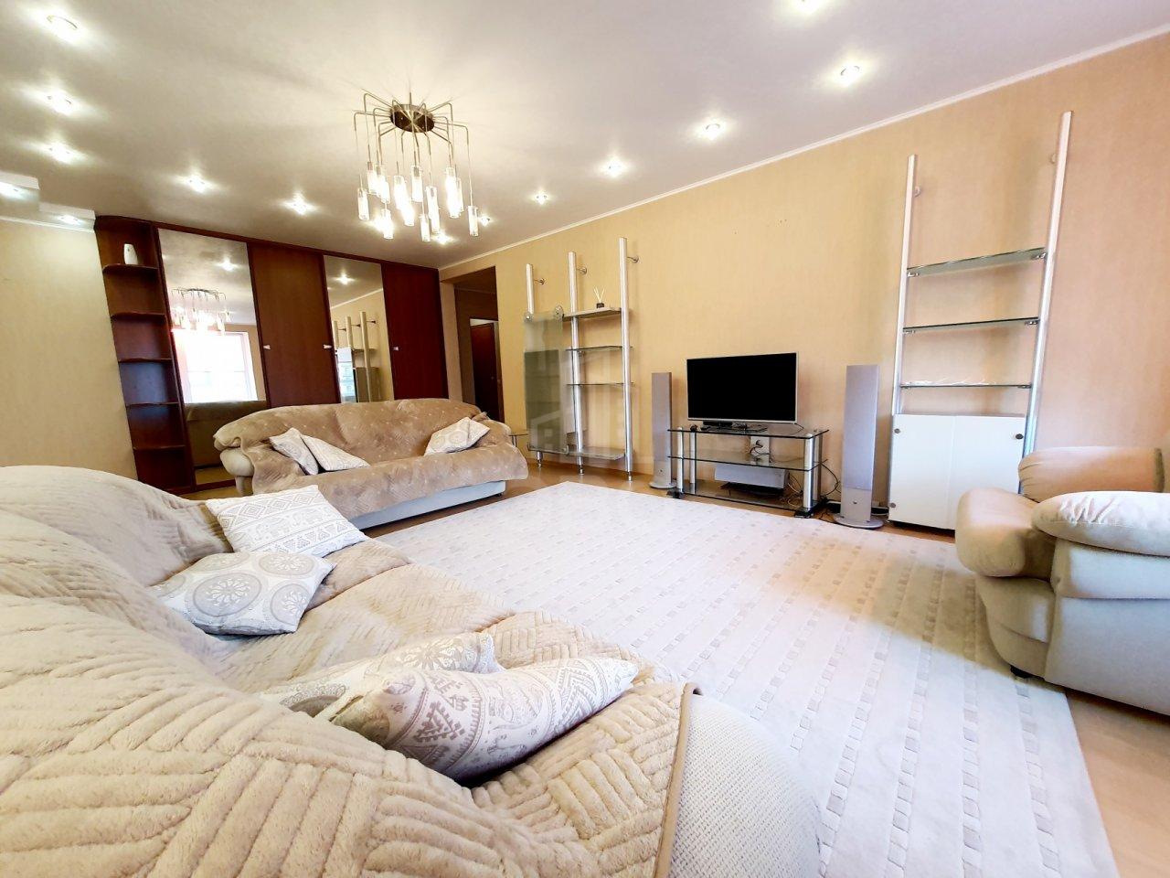 трехкомнатная квартира в Санкт-Петербурге по адресу: Нахимова ул., 11