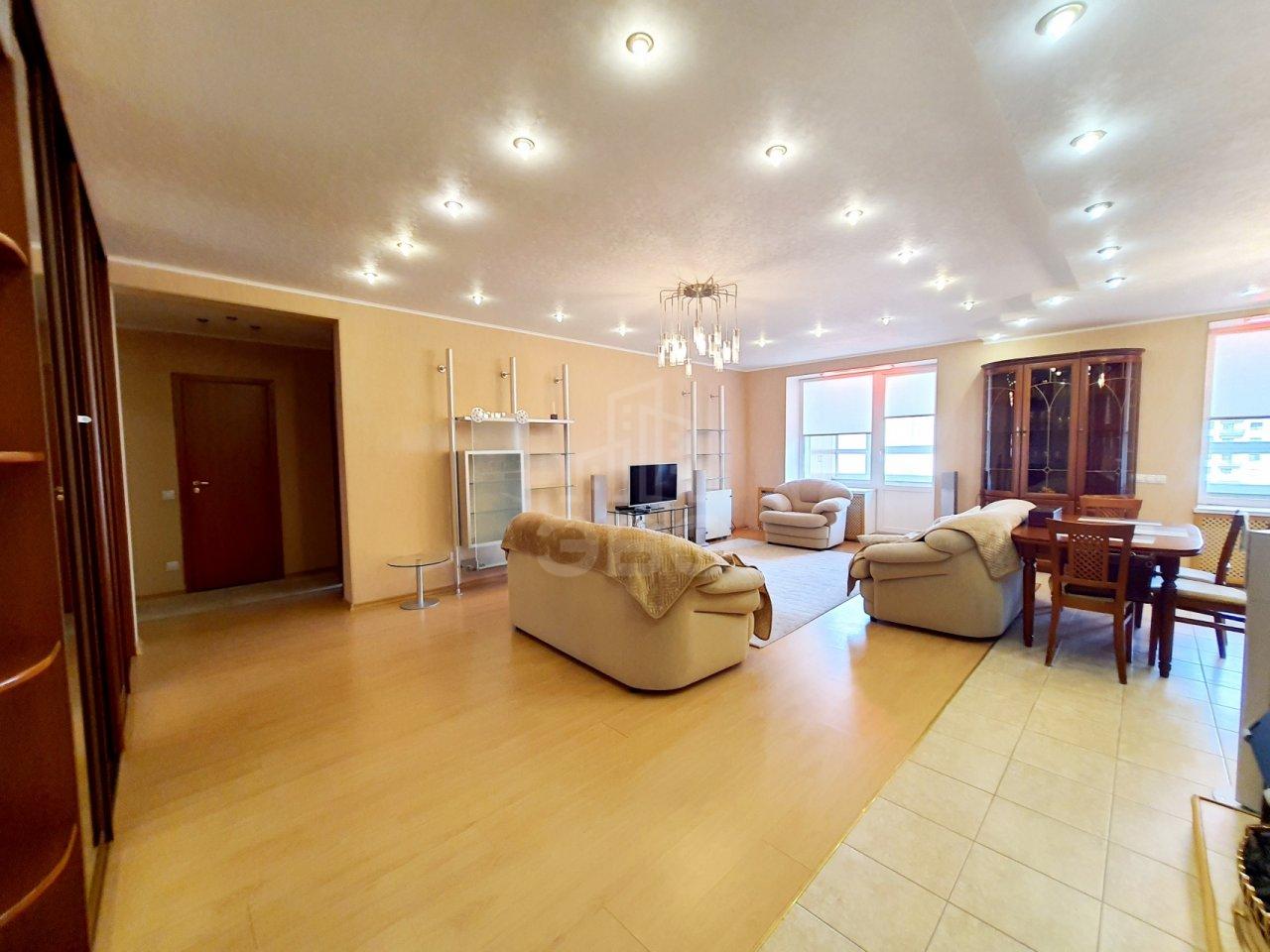 трехкомнатная квартира в Санкт-Петербурге по адресу: Нахимова ул., 11