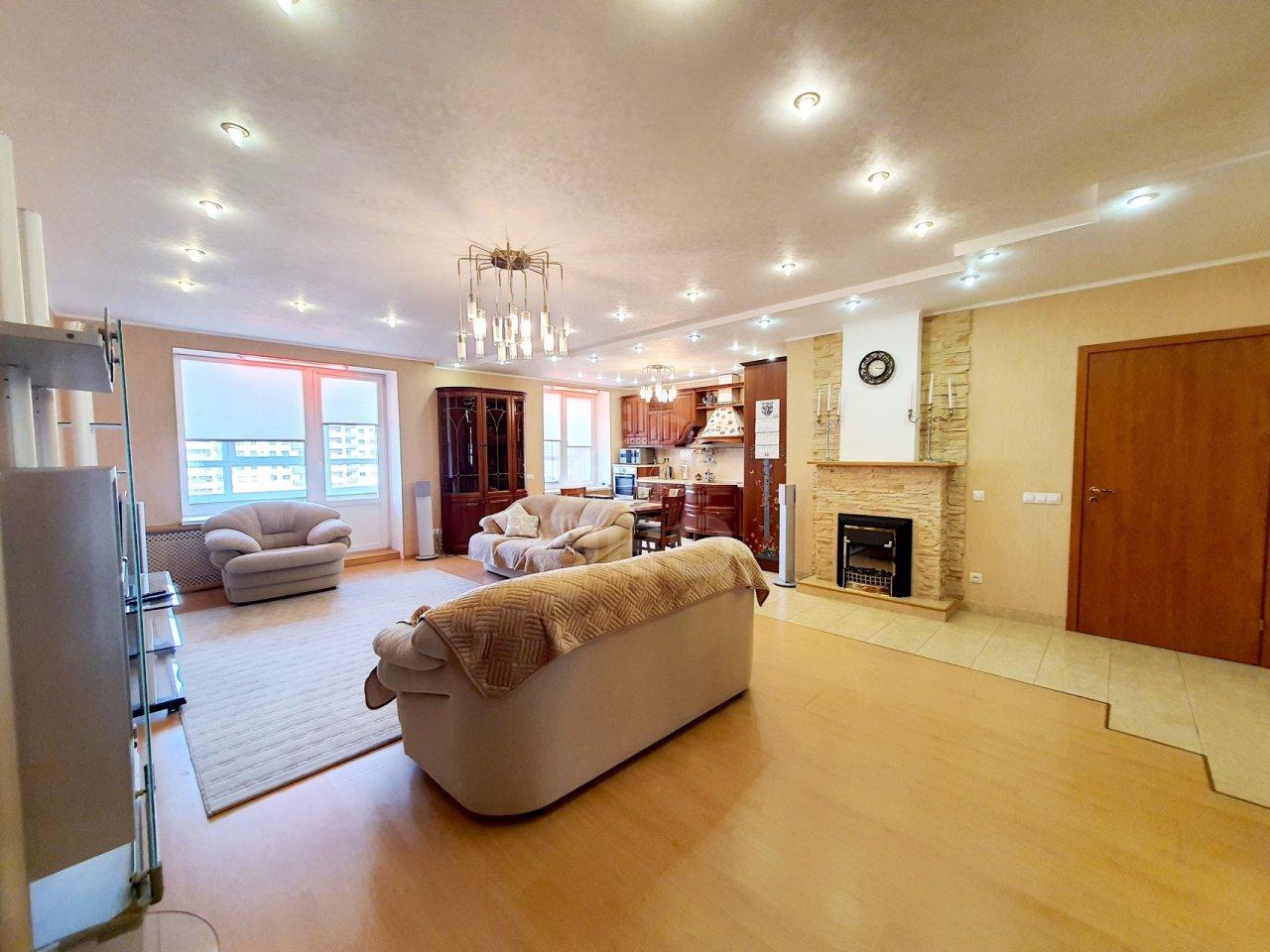 трехкомнатная квартира в Санкт-Петербурге по адресу: Нахимова ул., 11