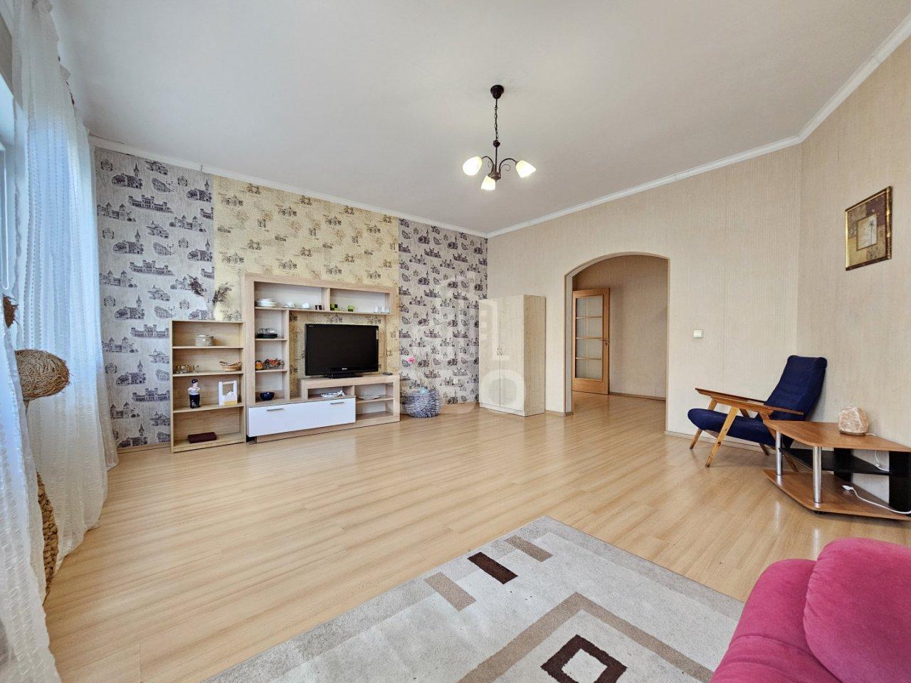 трехкомнатная квартира в Санкт-Петербурге по адресу: Савушкина ул., 127