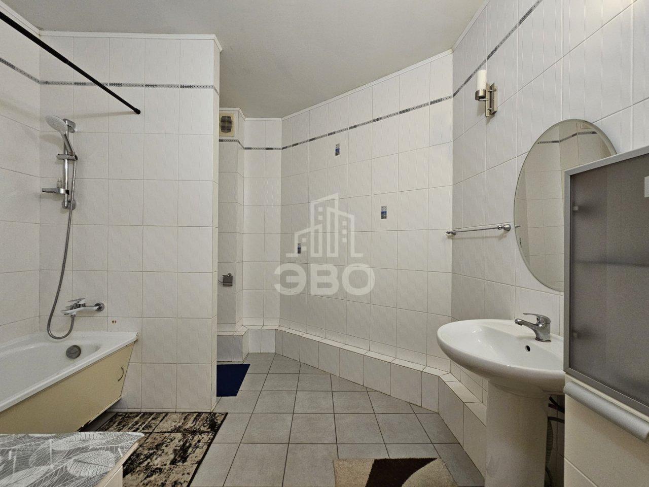 трехкомнатная квартира в Санкт-Петербурге по адресу: Савушкина ул., 127