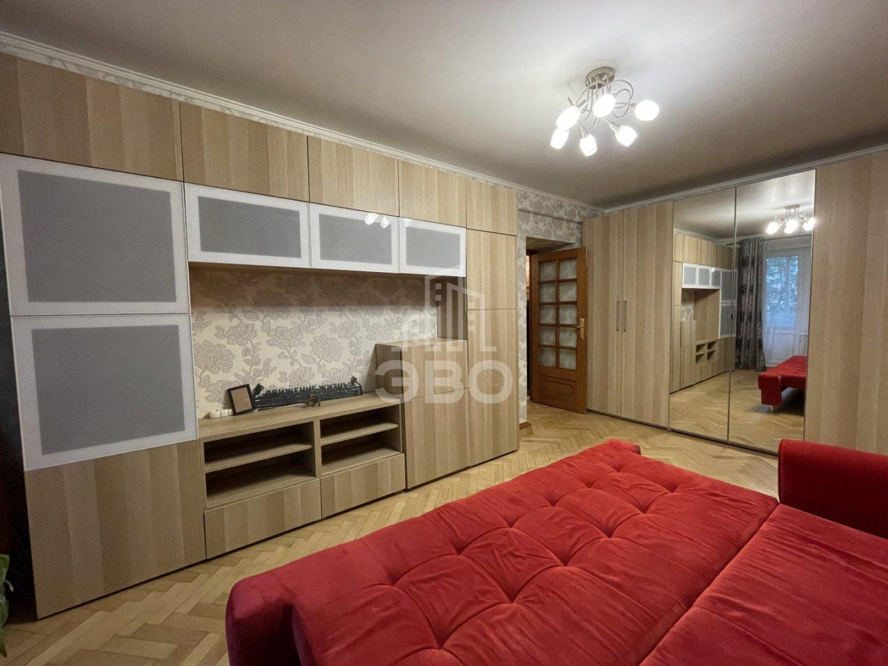 трехкомнатная квартира в Санкт-Петербурге по адресу: Бассейная ул., 77