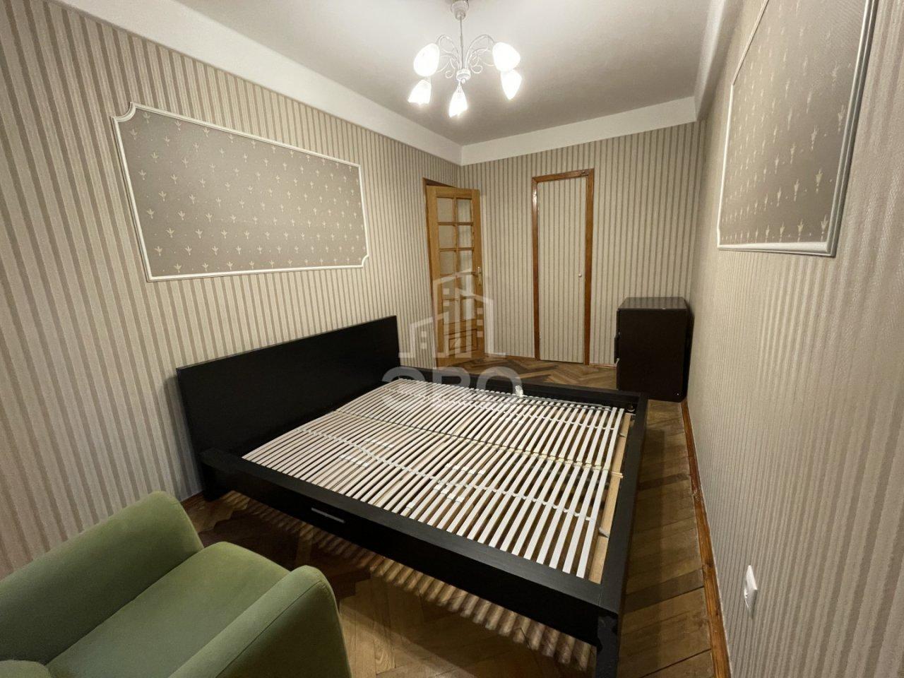 трехкомнатная квартира в Санкт-Петербурге по адресу: Бассейная ул., 77