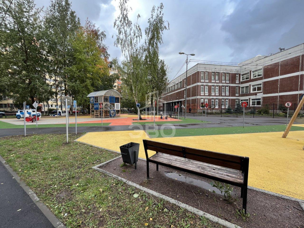 трехкомнатная квартира в Санкт-Петербурге по адресу: Композиторов ул., 22, к 1