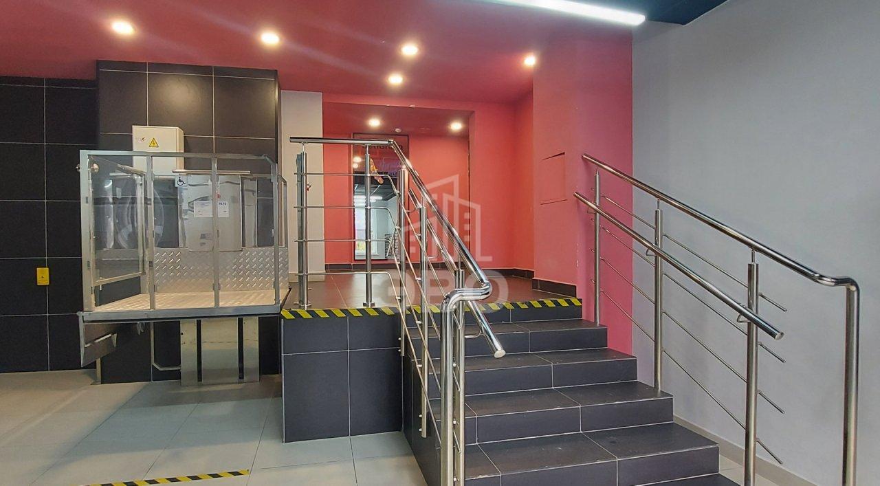 трехкомнатная квартира в Санкт-Петербурге по адресу: Верхне-Каменская ул., 9, к 1, строение 1