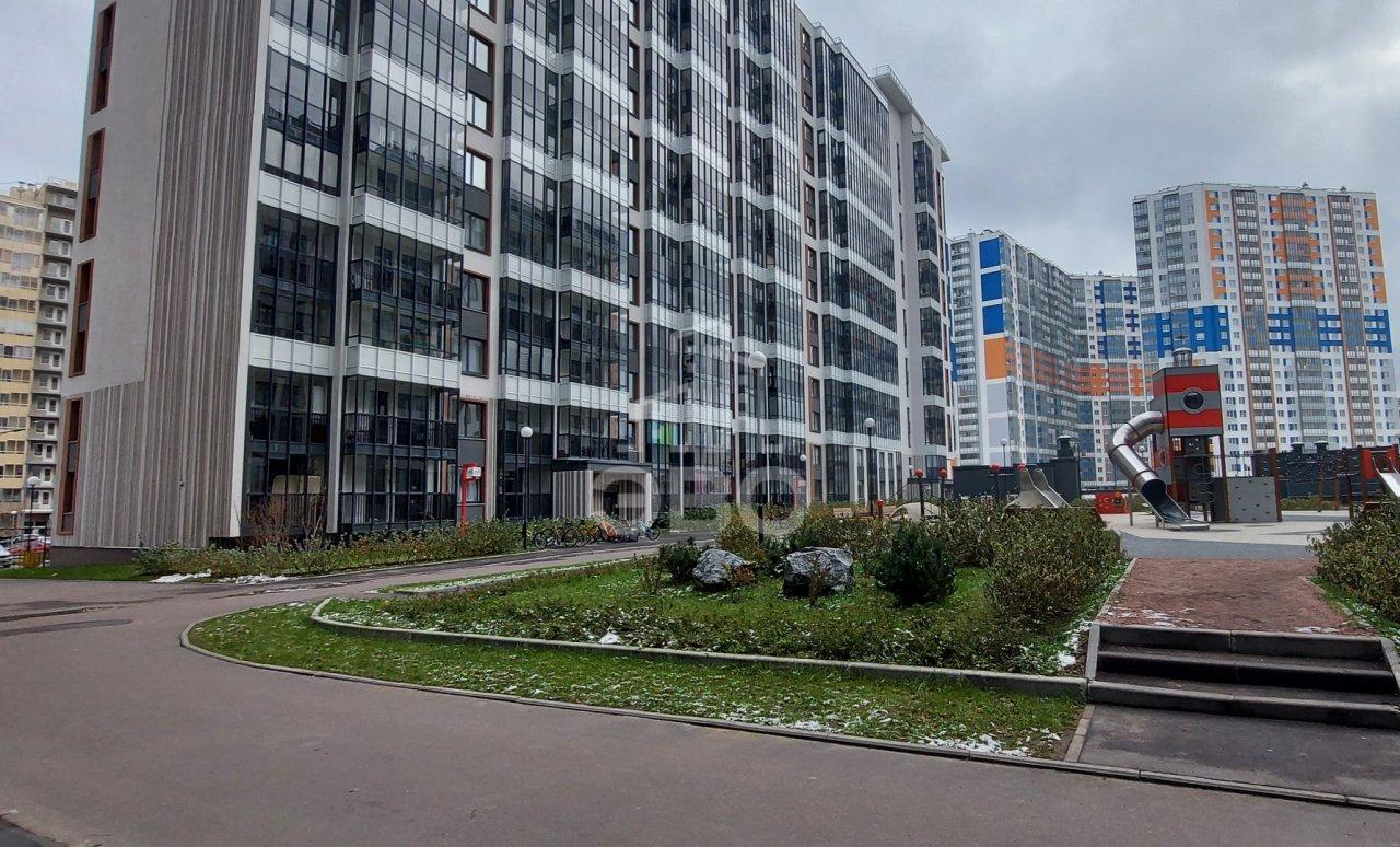 трехкомнатная квартира в Санкт-Петербурге по адресу: Верхне-Каменская ул., 9, к 1, строение 1