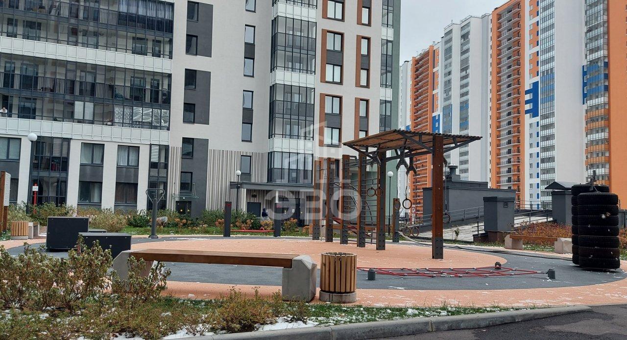 трехкомнатная квартира в Санкт-Петербурге по адресу: Верхне-Каменская ул., 9, к 1, строение 1