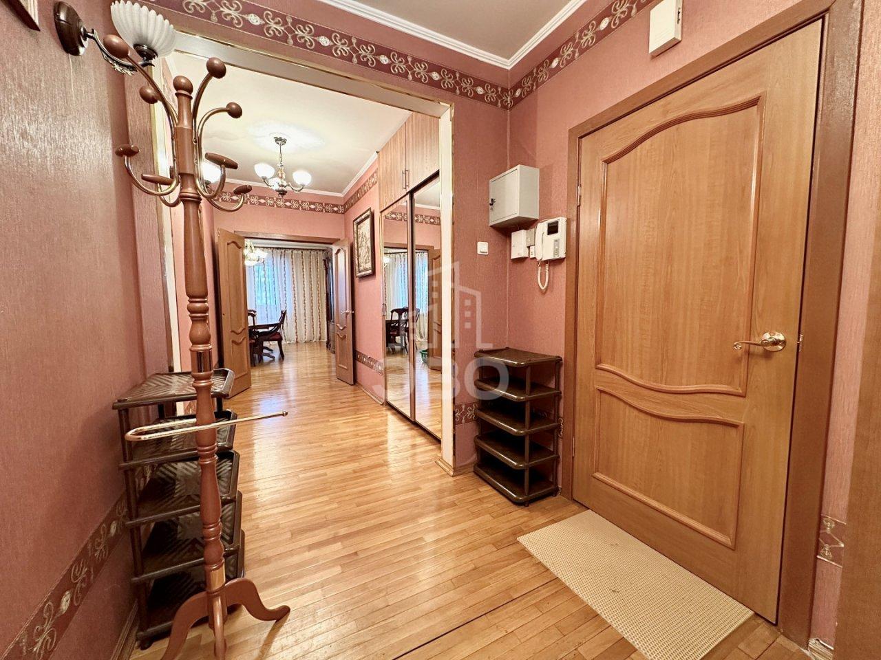 трехкомнатная квартира в Санкт-Петербурге по адресу: Коломяжский проспект, 20