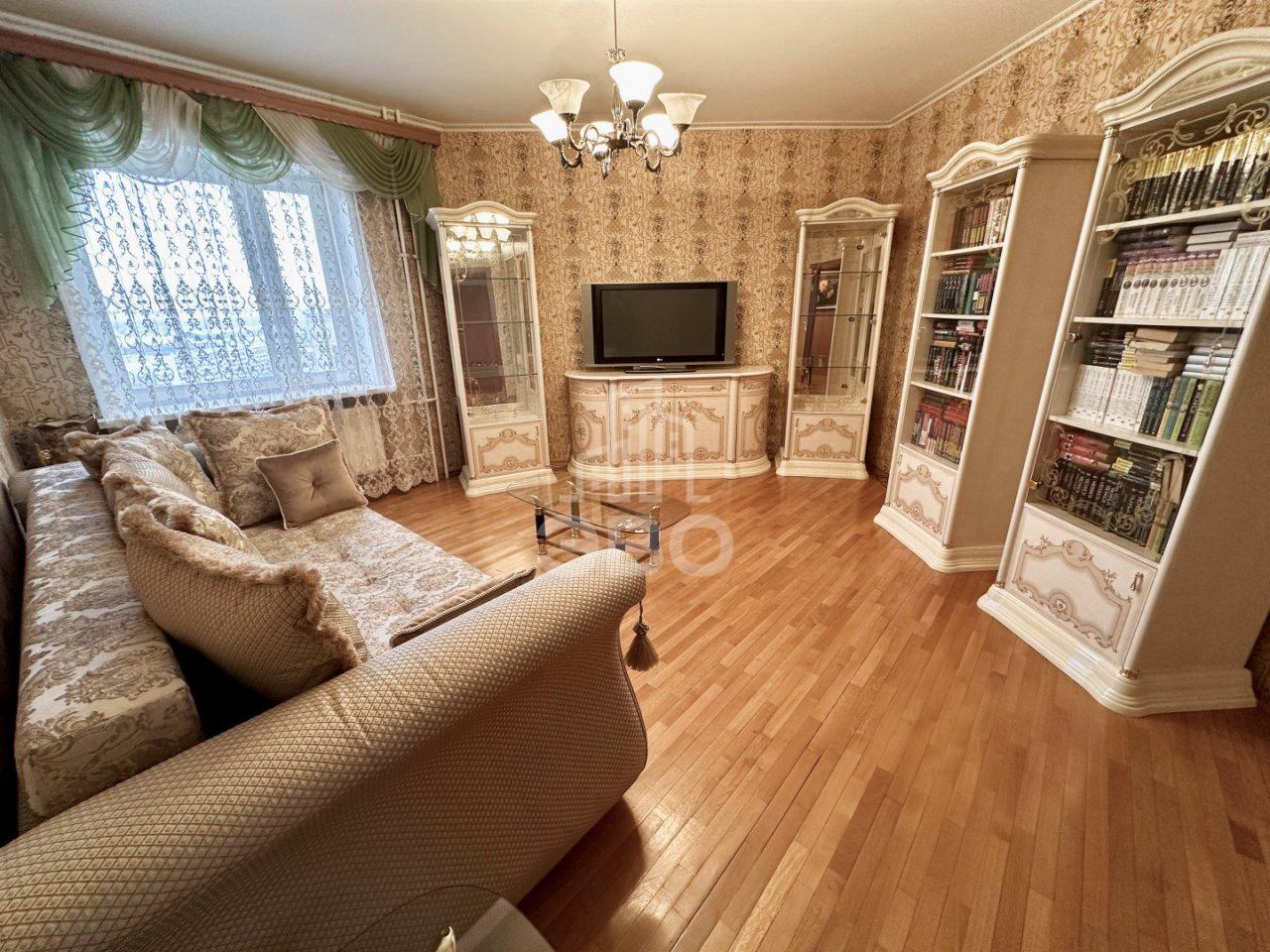 трехкомнатная квартира в Санкт-Петербурге по адресу: Коломяжский проспект, 20