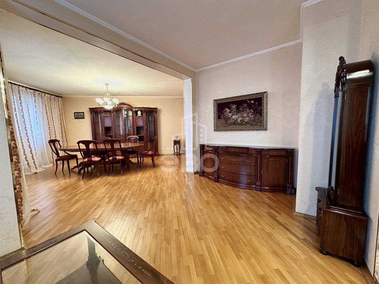 трехкомнатная квартира в Санкт-Петербурге по адресу: Коломяжский проспект, 20