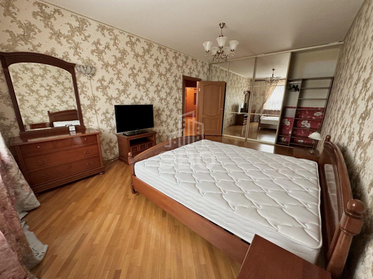 трехкомнатная квартира в Санкт-Петербурге по адресу: Коломяжский проспект, 20