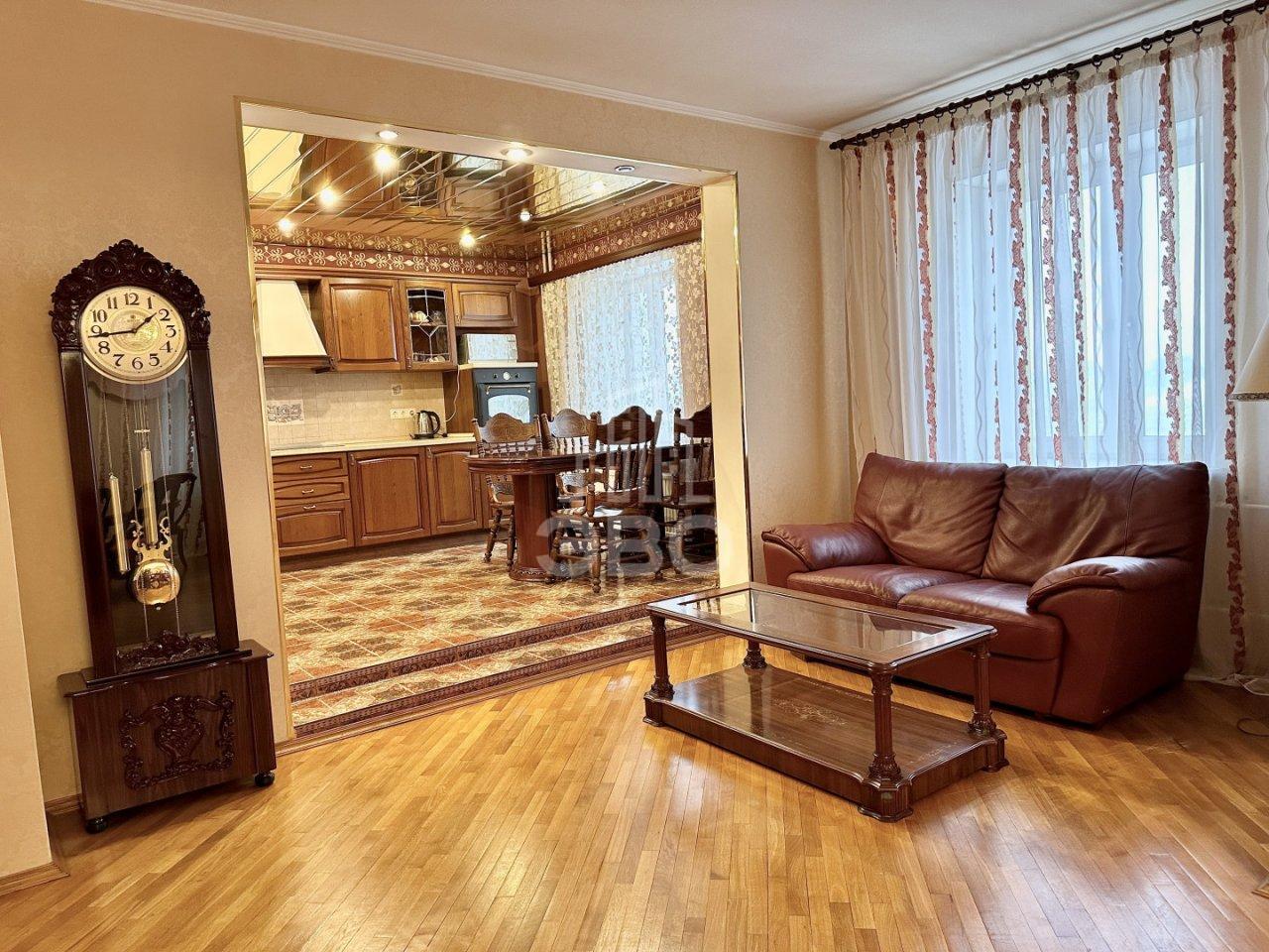 трехкомнатная квартира в Санкт-Петербурге по адресу: Коломяжский проспект, 20