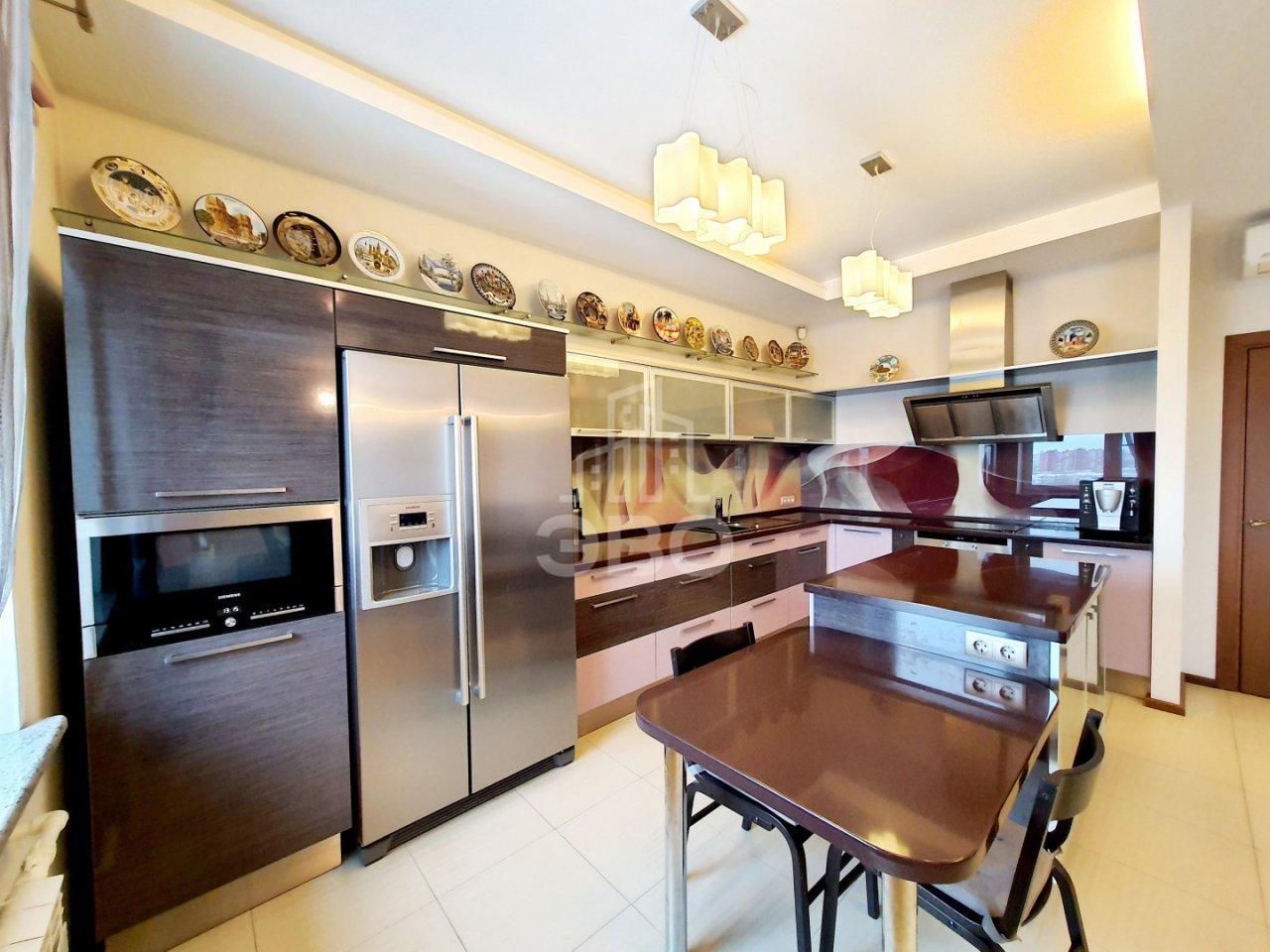 четырехкомнатная квартира в Санкт-Петербурге по адресу: Пражская ул., 44