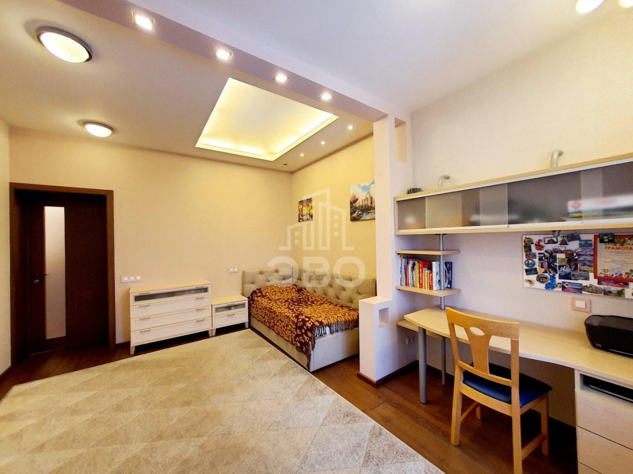 четырехкомнатная квартира в Санкт-Петербурге по адресу: Пражская ул., 44